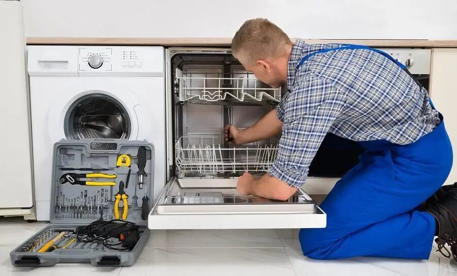 Sincan Electrolux servisi teknisyen ekibi beyaz eşya tamiri yaparken